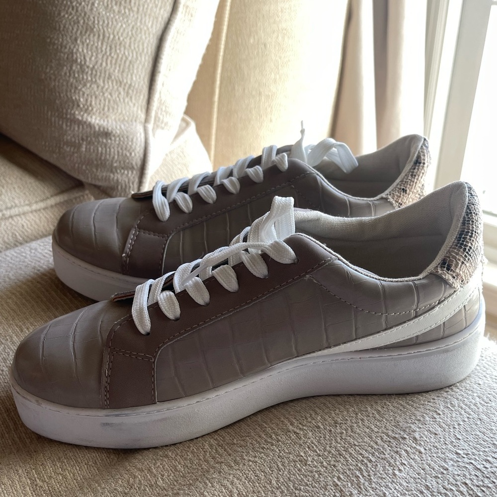 Qupid sneakers gently worn size 8